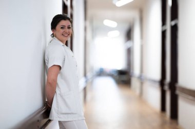 Yorgun bir hemşire hastane koridorunda dinlenmek için uzun ve zahmetli bir vardiyaya kafa yorar.