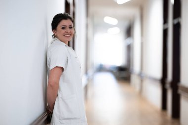 Yorgun bir hemşire hastane koridorunda dinlenmek için uzun ve zahmetli bir vardiyaya kafa yorar.