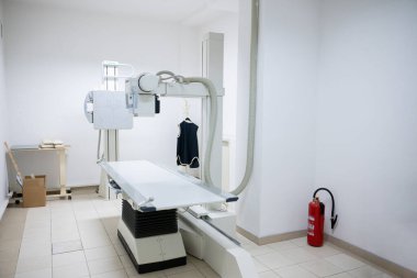 Kas işlevini ve iyileşmesini arttırmak için tasarlanmış, hasta rehabilitasyonu ve fizik tedavisini desteklemek için gelişmiş teknolojiden yararlanan modern bir rehabilitasyon cihazı. 