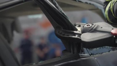 Yetenekli itfaiyecilerden oluşan bir ekip, özel araçlar ve hızlı tepkiler kullanarak bir arabanın içinde mahsur kalan kişiyi kurtarır. Yüksek bahisli bir kurtarma operasyonunda kahramanlıklarını ve hassasiyetlerini gösterirler.