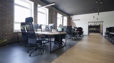 Modern başlangıç merkezleri çağdaş bir kurumsal ortamda cam ofislerden oluşur, modern bir çalışma alanının gösterişli, yenilikçi ve minimalist tasarım estetiğini vurgularlar. 