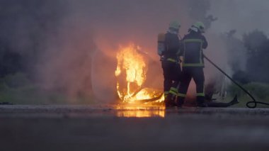 İtfaiyeciler yangını kontrol etmek için alevlerle savaşır, yayılmak için değil. İtfaiyeci endüstriyel ve kamu güvenliği kavramı. Trafik ya da araba kazası kurtarma ve eyleme yardım. Yüksek kalite fotoğraf