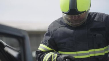 Özel aletlerle donatılmış cesur bir itfaiyeci, bir araba kazasında sıkışan insanları kahramanca kurtarır. Hayati tehlikesi olan bir acil durum karşısında dikkat çekici bir hassasiyet ve cesaret gösterir.