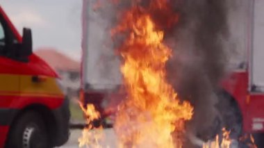 Koruyucu kıyafetli kahraman bir itfaiyecinin portresi. İtfaiyeci itfaiye operasyonunda. Yüksek kalite fotoğraf