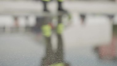 Bir itfaiyecinin kararlı adımlarını yakına çekerek itfaiye aracına doğru yürürken sarsılmaz bir adanmışlıkla acil bir duruma müdahale etmeye hazır olduğunu gösterir.. 