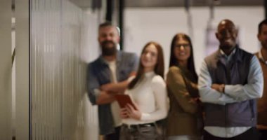 Modern bir ofiste, açık bir alanda işbirliği yapan çeşitli, etnik çeşitlilikte girişimci ve liderlerden oluşan bir iş ekibi. Takım çalışmaları, motivasyonları ve ortaklıkları şirketlerin büyümesini ve başarısını besliyor.