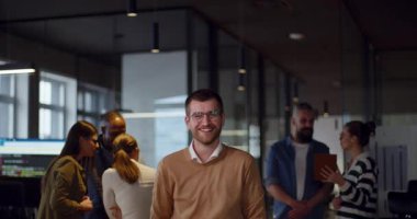 Modern bir ofiste birlikte çalışan başarılı bir iş adamı. Yöneticiler ve çalışanlar işbirliği yapar, beyin fırtınası ve gösteri takım çalışması, liderlik ve yenilik özgüvenli, dinamik