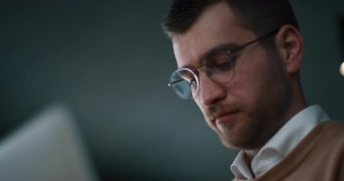 Dizüstü bilgisayarda mesajlaşan melez erkek elleri yakın çekim. Müşteriye e-posta göndermekle meşgul olan işadamı dijital kablosuz taşınabilir cihaz kullanıyor. Yazılım, çevrimiçi eğitim, uygulamalar, modern teknoloji kavramı.