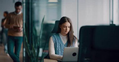 Üst düzey iş adamı, bilişim uzmanı, tüccar ve kripto yatırımcısı modern bir çalışma alanında dijital tablet kullanıyor. Açık ofis ortamında çalışan teknoloji meraklısı bir profesyonel..