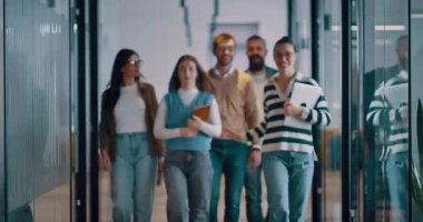 Modern bir açık mekan ofisinin iş ekibi birlikte yürüyor. Çeşitli iş adamları tartışırken gülümsüyor. Başarılı karma ırk meslektaşları yeni bir projede işbirliği yapıyorlar