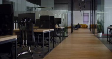 Modern iş, cam duvarlı yeni ofis, açık ve geniş çalışma alanı, yaratıcılığı, işbirliği ve ticareti destekleyen dinamik bir atmosferi teşvik eden modern ve yenilikçi bir atmosfer yayar.