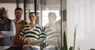 Modern bir ofiste, açık bir alanda işbirliği yapan çeşitli, etnik çeşitlilikte girişimci ve liderlerden oluşan bir iş ekibi. Takım çalışmaları, motivasyonları ve ortaklıkları şirketlerin büyümesini ve başarısını besliyor.