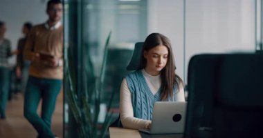 Üst düzey iş adamı, bilişim uzmanı, tüccar ve kripto yatırımcısı modern bir çalışma alanında dijital tablet kullanıyor. Açık ofis ortamında çalışan teknoloji meraklısı bir profesyonel..