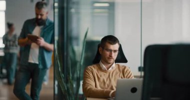 Üst düzey iş adamı, bilişim uzmanı, tüccar ve kripto yatırımcısı modern bir çalışma alanında dijital tablet kullanıyor. Açık ofis ortamında çalışan teknoloji meraklısı bir profesyonel..