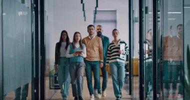 Modern bir açık mekan ofisinin iş ekibi birlikte yürüyor. Çeşitli iş adamları tartışırken gülümsüyor. Başarılı karma ırk meslektaşları yeni bir projede işbirliği yapıyorlar