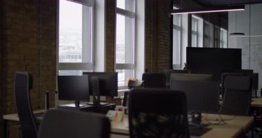 Modern iş, cam duvarlı yeni ofis, açık ve geniş çalışma alanı, yaratıcılığı, işbirliği ve ticareti destekleyen dinamik bir atmosferi teşvik eden modern ve yenilikçi bir atmosfer yayar.