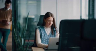 Üst düzey iş adamı, bilişim uzmanı, tüccar ve kripto yatırımcısı modern bir çalışma alanında dijital tablet kullanıyor. Açık ofis ortamında çalışan teknoloji meraklısı bir profesyonel..