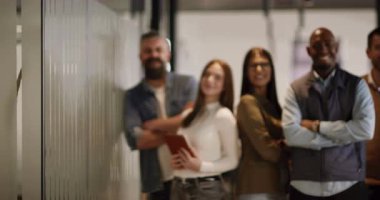 Modern bir ofiste, açık bir alanda işbirliği yapan çeşitli, etnik çeşitlilikte girişimci ve liderlerden oluşan bir iş ekibi. Takım çalışmaları, motivasyonları ve ortaklıkları şirketlerin büyümesini ve başarısını besliyor.