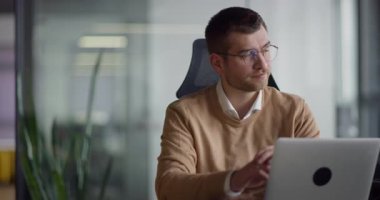 Ofiste dizüstü bilgisayar üzerinde çalışırken baş ağrısı, yorgunluk, yorgunluk ve stres yaşayan bir iş adamı. Belirtileri arasında migren, depresyon, anksiyete, baş dönmesi, beyin sisi ve zihinsel sağlık sorunları yer alıyor.