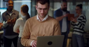 Modern bir ofiste birlikte çalışan başarılı bir iş adamı. Yöneticiler ve çalışanlar işbirliği yapar, beyin fırtınası ve gösteri takım çalışması, liderlik ve yenilik özgüvenli, dinamik