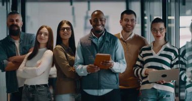 Modern bir ofiste, açık bir alanda işbirliği yapan çeşitli, etnik çeşitlilikte girişimci ve liderlerden oluşan bir iş ekibi. Takım çalışmaları, motivasyonları ve ortaklıkları şirketlerin büyümesini ve başarısını besliyor.