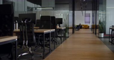 Modern iş, cam duvarlı yeni ofis, açık ve geniş çalışma alanı, yaratıcılığı, işbirliği ve ticareti destekleyen dinamik bir atmosferi teşvik eden modern ve yenilikçi bir atmosfer yayar.