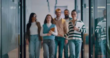 Modern bir açık mekan ofisinin iş ekibi birlikte yürüyor. Çeşitli iş adamları tartışırken gülümsüyor. Başarılı karma ırk meslektaşları yeni bir projede işbirliği yapıyorlar