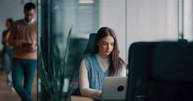 Üst düzey iş adamı, bilişim uzmanı, tüccar ve kripto yatırımcısı modern bir çalışma alanında dijital tablet kullanıyor. Açık ofis ortamında çalışan teknoloji meraklısı bir profesyonel..