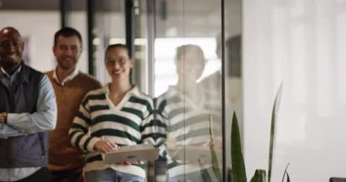 Modern bir ofiste, açık bir alanda işbirliği yapan çeşitli, etnik çeşitlilikte girişimci ve liderlerden oluşan bir iş ekibi. Takım çalışmaları, motivasyonları ve ortaklıkları şirketlerin büyümesini ve başarısını besliyor.