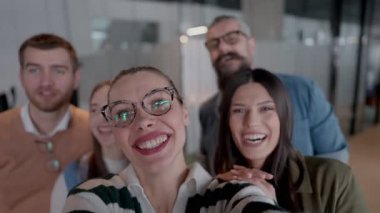 Çeşitli iş adamları, yaratıcı bir özçekim, gösterişli bir takım çalışması ve canlı bir iş yeri kültürü yakalamak için modern bir açık mekan modern ofisindeki görevlerine ara verirler.. 