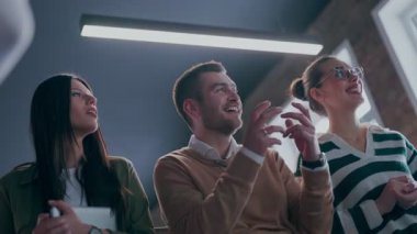 Moden ofis alanı, iş dünyasından profesyonellerden oluşan bir ekip canlı tartışmalara girişiyor ve stratejik fikirleri paylaşıyor, modern kurumsal açık alanların merkezinde işbirliği ve yenilik sergiliyor.