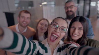 Çeşitli iş adamları, yaratıcı bir özçekim, gösterişli bir takım çalışması ve canlı bir iş yeri kültürü yakalamak için modern bir açık mekan modern ofisindeki görevlerine ara verirler.. 