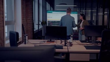 Yaratıcı milenyumlar, sıradan iş adamları, küçük işletme sahipleri, sosyal medya stratejisi ve marka geliştirme üzerinde çalışan modern, açık bir ofis ortamında dijital tabletle