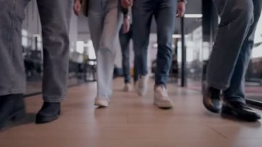 Modern bir açık mekan ofisinin iş ekibi birlikte yürüyor. Çeşitli iş adamları tartışırken gülümsüyor. Başarılı karma ırk meslektaşları yeni bir projede işbirliği yapıyorlar