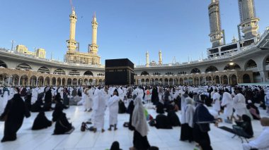 Kâbe 'yi ziyaret edenler, sabah namazından sonra Mescid-i Haram' da ibadet ederler. 