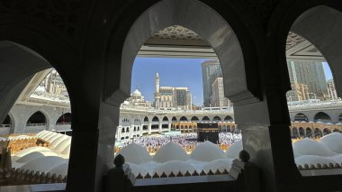 Kâbe 'yi ziyaret edenler, sabah namazından sonra Mescid-i Haram' da ibadet ederler. 