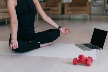 Genç Güzel Kadın Egzersiz, Esneme ve Egzersiz Yogası Parlak Sunny House 'da Video Çağrı Konferansı aracılığıyla Antrenörle. Sağlıklı Yaşam Tarzı, Refah ve Farkındalık Konsepti