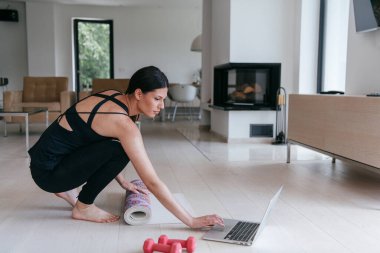 Parlak Sunny House 'da Video Çağrı Konferansı aracılığıyla eğitmenli Güzel Kadın. Sağlıklı Yaşam Tarzı, Refah ve Farkındalık Konsepti