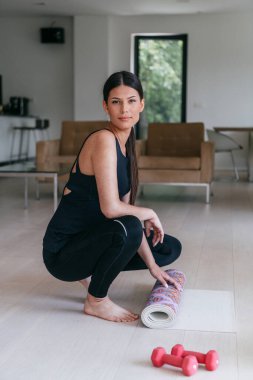 Parlak Sunny House 'da Video Çağrı Konferansı aracılığıyla eğitmenli Güzel Kadın. Sağlıklı Yaşam Tarzı, Refah ve Farkındalık Konsepti