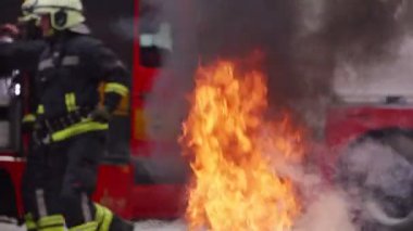 İtfaiyeciler yangını kontrol etmek için alevlerle savaşır, yayılmak için değil. İtfaiyeci endüstriyel ve kamu güvenliği kavramı. Trafik ya da araba kazası kurtarma ve yardım