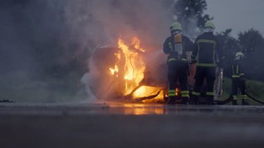 İtfaiyeciler yangını kontrol etmek için alevlerle savaşır, yayılmak için değil. İtfaiyeci endüstriyel ve kamu güvenliği kavramı. Trafik ya da araba kazası kurtarma ve eyleme yardım. Yüksek kalite fotoğraf