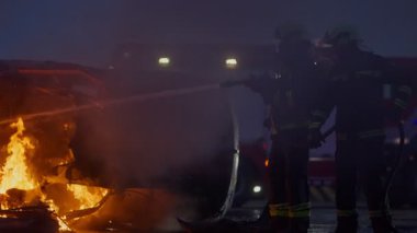 İtfaiyeciler yangını kontrol etmek için alevlerle savaşır, yayılmak için değil. İtfaiyeci endüstriyel ve kamu güvenliği kavramı. Trafik ya da araba kazası kurtarma ve eyleme yardım. Yüksek kalite fotoğraf
