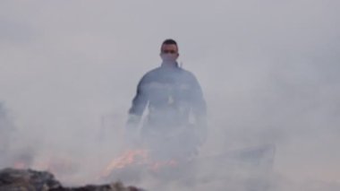 Koruyucu kıyafetli kahraman bir itfaiyecinin portresi. İtfaiyeci itfaiye operasyonunda. Yüksek kalite fotoğraf