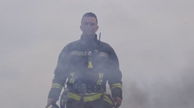 Koruyucu kıyafetli kahraman bir itfaiyecinin portresi. İtfaiyeci itfaiye operasyonunda. Yüksek kalite fotoğraf