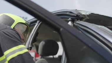 Yetenekli itfaiyecilerden oluşan bir ekip, özel araçlar ve hızlı tepkiler kullanarak bir arabanın içinde mahsur kalan kişiyi kurtarır. Yüksek bahisli bir kurtarma operasyonunda kahramanlıklarını ve hassasiyetlerini gösterirler.