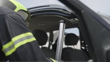 Yetenekli itfaiyecilerden oluşan bir ekip, özel araçlar ve hızlı tepkiler kullanarak bir arabanın içinde mahsur kalan kişiyi kurtarır. Yüksek bahisli bir kurtarma operasyonunda kahramanlıklarını ve hassasiyetlerini gösterirler.