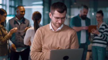 Modern bir ofiste birlikte çalışan başarılı bir iş adamı. Yöneticiler ve çalışanlar işbirliği yapar, beyin fırtınası ve gösteri takım çalışması, liderlik ve yenilik özgüvenli, dinamik