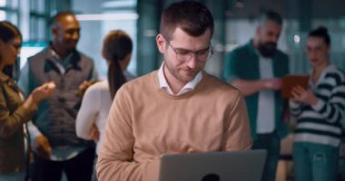 Modern bir ofiste birlikte çalışan başarılı bir iş adamı. Yöneticiler ve çalışanlar işbirliği yapar, beyin fırtınası ve gösteri takım çalışması, liderlik ve yenilik özgüvenli, dinamik