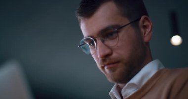 Dizüstü bilgisayarda mesajlaşan melez erkek elleri yakın çekim. Müşteriye e-posta göndermekle meşgul olan işadamı dijital kablosuz taşınabilir cihaz kullanıyor. Yazılım, çevrimiçi eğitim, uygulamalar, modern teknoloji kavramı.