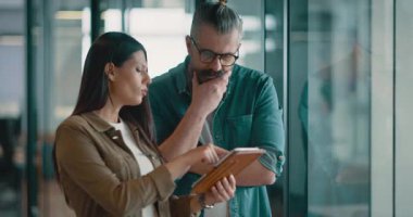 Yaratıcı milenyumlar, sıradan iş adamları, küçük işletme sahipleri, sosyal medya stratejisi ve marka geliştirme üzerinde çalışan modern, açık bir ofis ortamında dijital tabletle